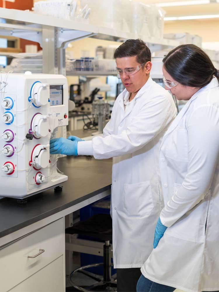 Biomanufactoring Students in Lab